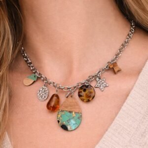 Κολιέ με αλυσίδα και διακοσμητικά charms.