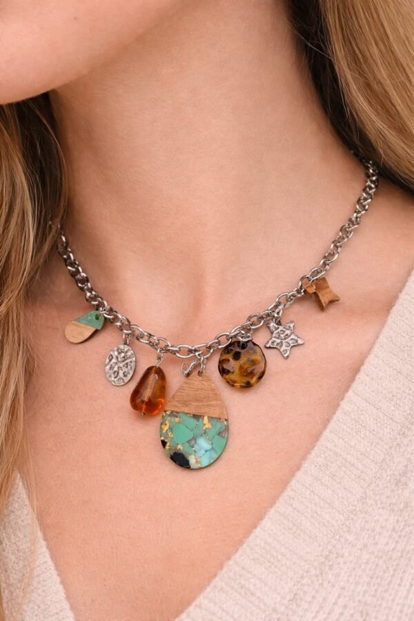 Κολιέ με αλυσίδα και διακοσμητικά charms.