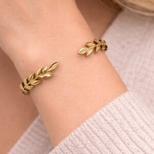Βραχιόλι σε χρυσό τόνο, με ανάγλυφο σχέδιο φύλλων δάφνης.