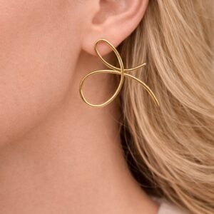 Σκουλαρίκια σε χρυσό χρώμα, με minimal γραμμικό σχέδιο.