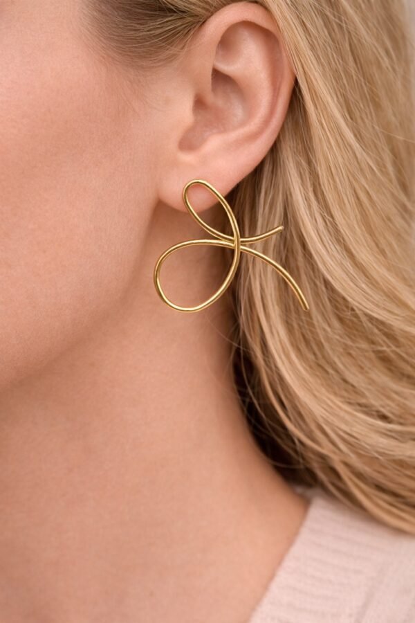 Σκουλαρίκια σε χρυσό χρώμα, με minimal γραμμικό σχέδιο.