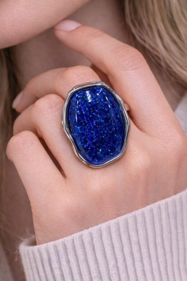 Εντυπωσιακό μεγάλο δαχτυλίδι με μπλε κρυσταλλική υφή