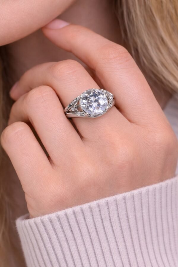 Κομψό δαχτυλίδι με μεγάλο κεντρικό κρύσταλλο