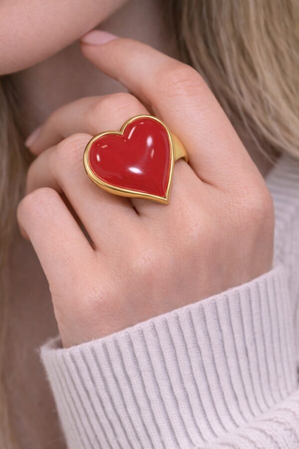 Μεγάλο δαχτυλίδι με κόκκινη καρδιά