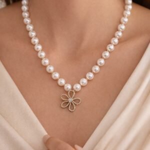 Κομψό κολιέ με πέρλες.