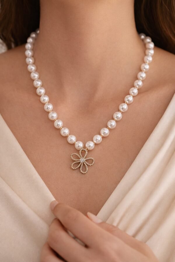 Κομψό κολιέ με πέρλες.