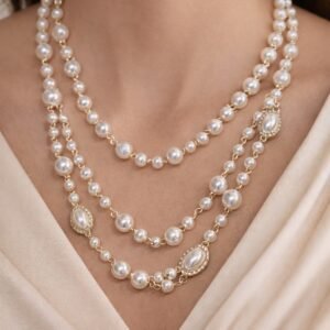 Κολιέ με πέρλες σε κομψό, πολυσειριακό σχέδιο.