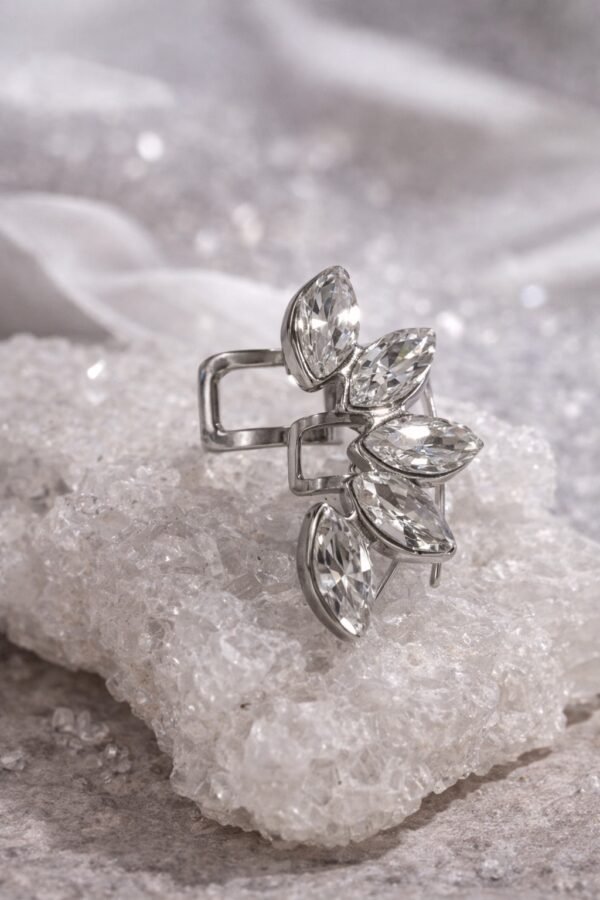 Ear cuff  σε ασημί απόχρωση