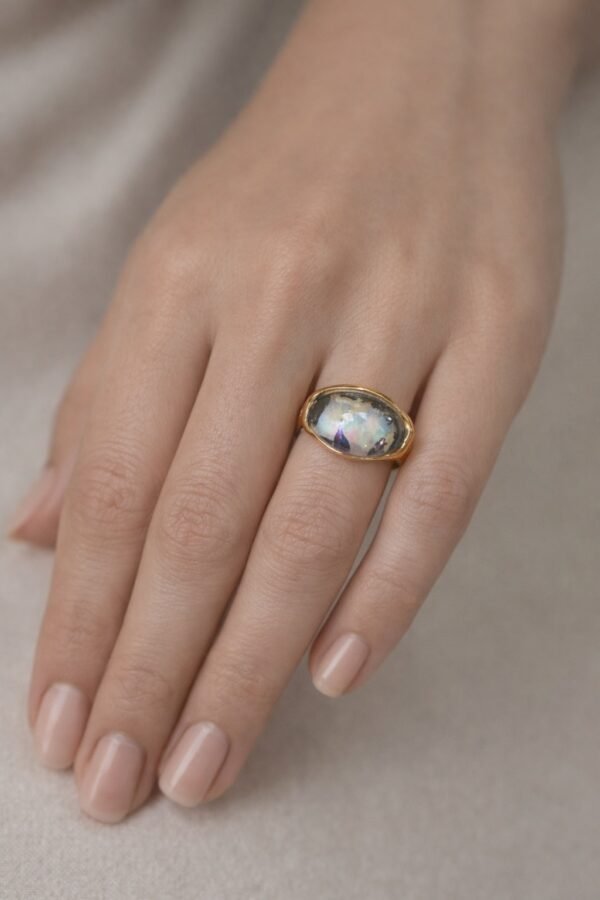 Κομψό ανοιγόμενο δαχτυλίδι με εντυπωσιακή οβάλ πέτρα