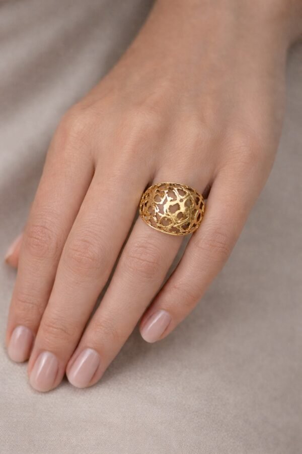 Εντυπωσιακό ανοιγόμενο δαχτυλίδι με ιδιαίτερο διάτρητο σχέδιο.