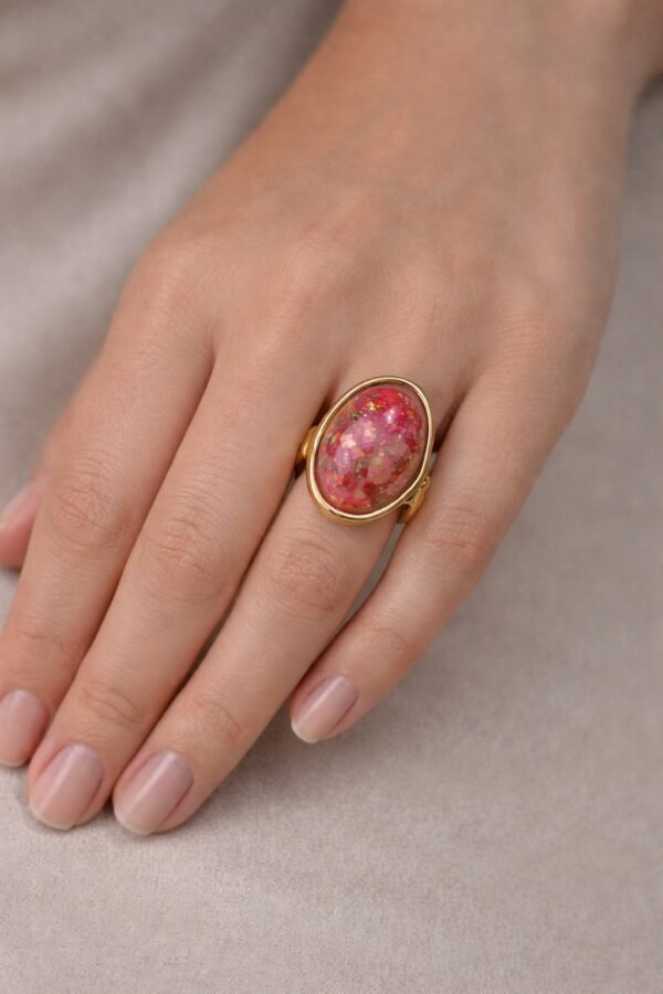 Ανοιγόμενο δαχτυλίδι με οβάλ πέτρα σε ζωηρές ροζ αποχρώσεις