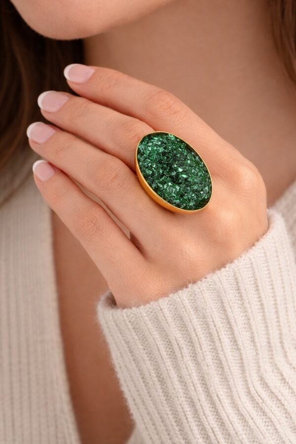 Εντυπωσιακό ανοιγόμενο δαχτυλίδι σε χρυσό τόνο.