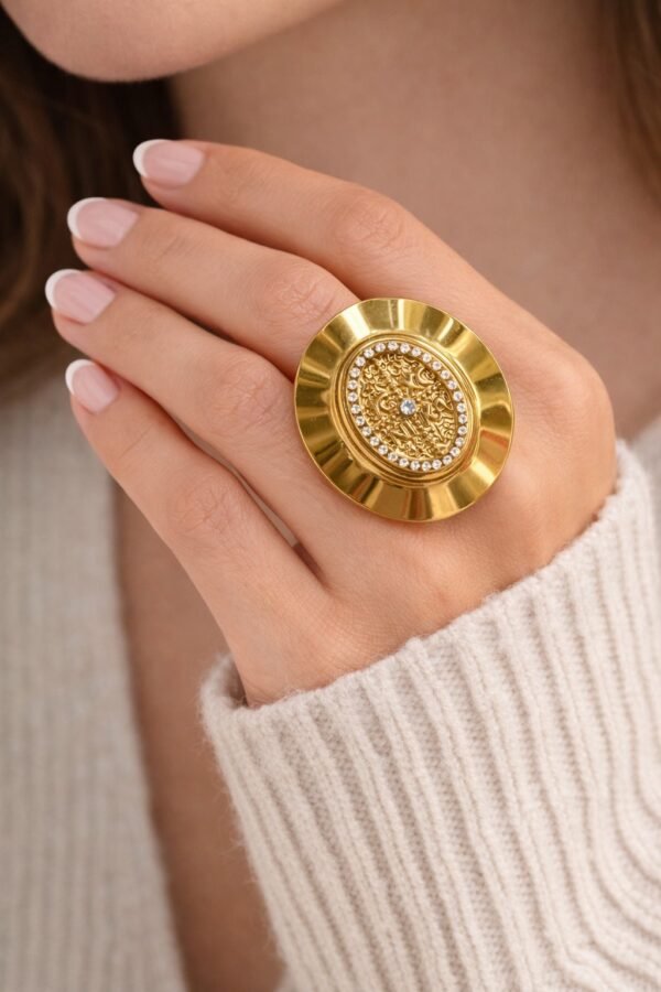 Εντυπωσιακό ανοιγόμενο δαχτυλίδι σε χρυσό τόνο.