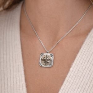 Κομψό κολιέ σε ασημί τόνο.