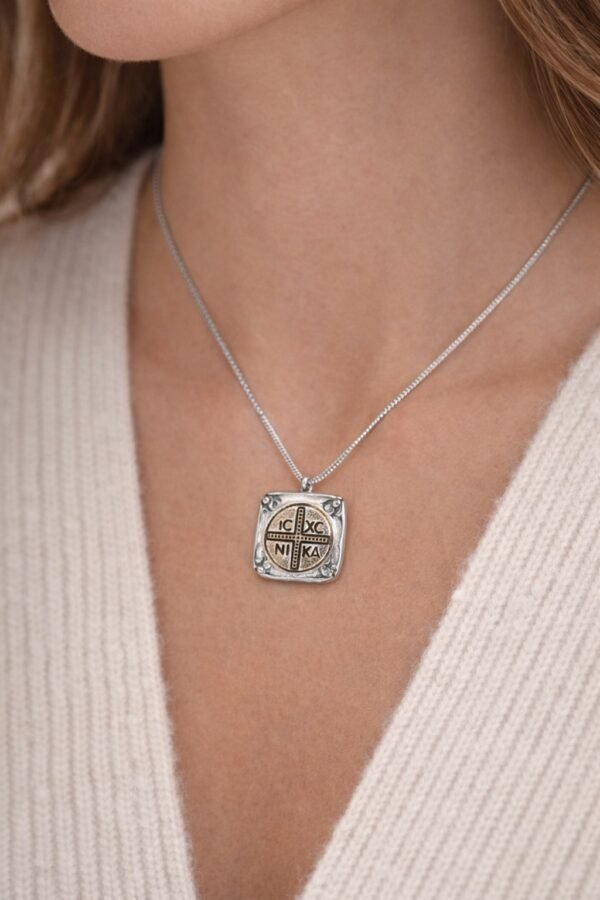 Κομψό κολιέ σε ασημί τόνο.