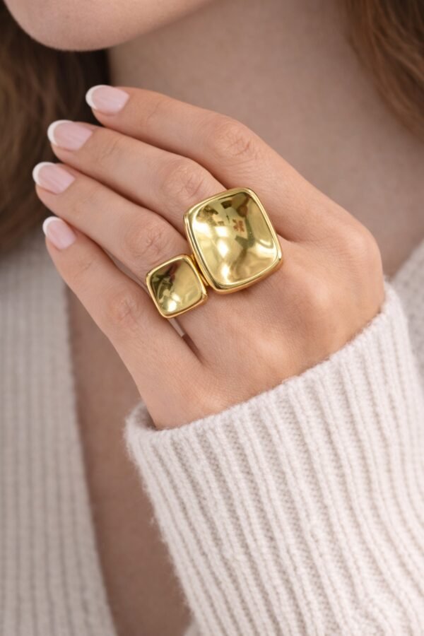 Κομψό ανοιγόμενο δαχτυλίδι σε χρυσό τόνο.