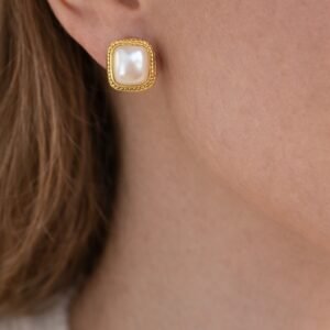 Κομψά σκουλαρίκια.