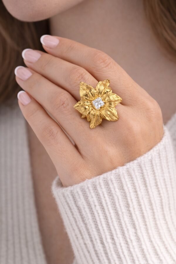 Εντυπωσιακό ανοιγόμενο δαχτυλίδι.