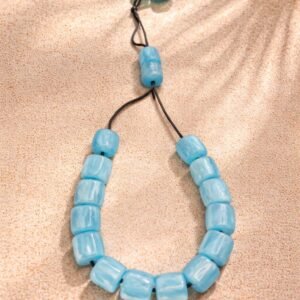 Χειροποίητο κομπολόι με ημιδιαφανείς γαλάζιες χάντρες.