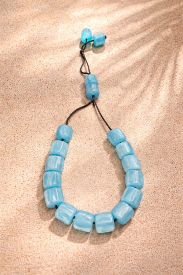 Χειροποίητο κομπολόι με ημιδιαφανείς γαλάζιες χάντρες.