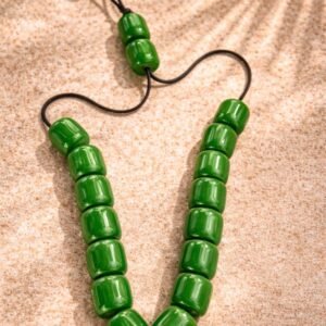 Χειροποίητο κομπολόι με γυαλιστερές πράσινες χάντρες.