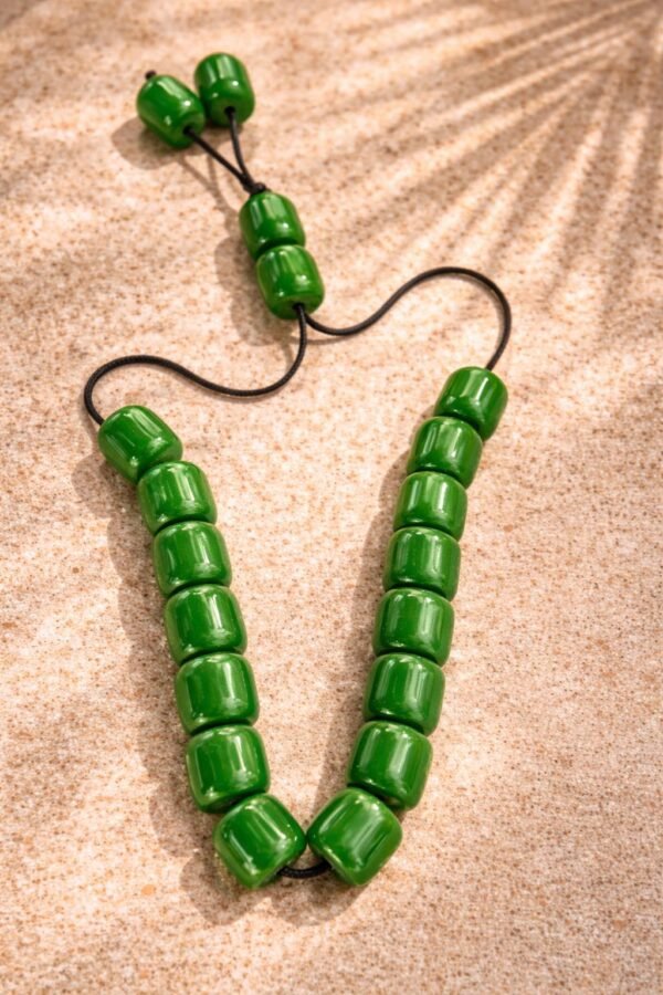 Χειροποίητο κομπολόι με γυαλιστερές πράσινες χάντρες.