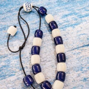 Χειροποίητο κομπολόι με εντυπωσιακό συνδυασμό μπλε και λευκών χαντρών.