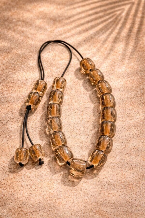 Χειροποίητο κομπολόι με διάφανες καφέ-κεχριμπαρένιες χάντρες.