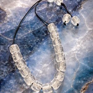 Χειροποίητο κομπολόι με διάφανες χάντρες από γυαλί.