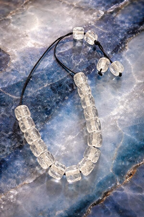 Χειροποίητο κομπολόι με διάφανες χάντρες από γυαλί.