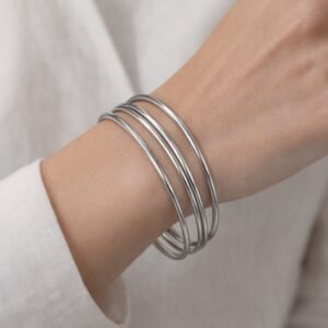 Λεπτή τετράγωνη βέργα από ανοξείδωτο ατσάλι.