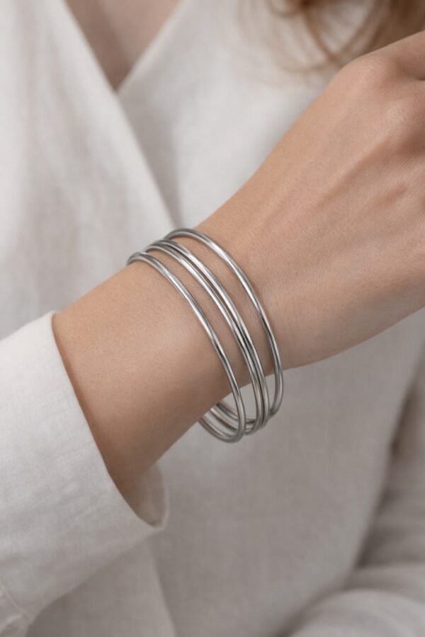 0-02-05-1e673f536a77f18b20b50a3f6d9aab85ab0fa4bacd08c5eab8a2ea6762af47be_a1210e30c25304fb Λεπτή τετράγωνη βέργα από ανοξείδωτο ατσάλι.