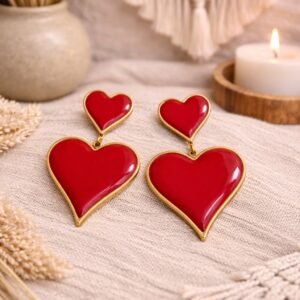 Σκουλαρίκια σε σχήμα καρδιάς από ανοξείδωτο ατσάλι.