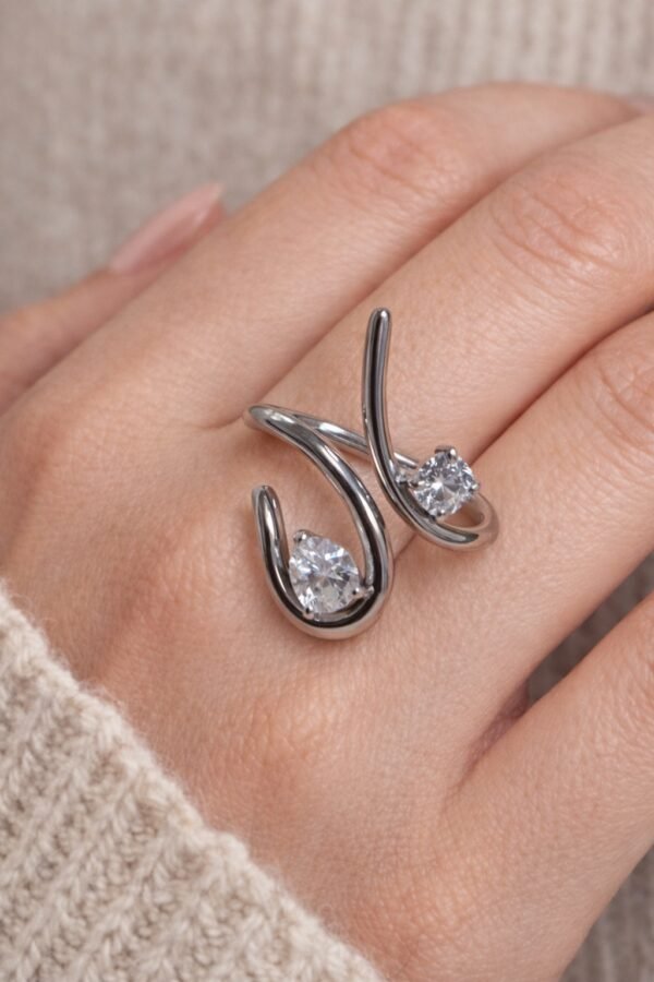 Ανοιγόμενο δαχτυλίδι από ανοξείδωτο ατσάλι σε κομψή ασημί απόχρωση.