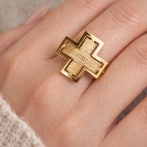 0-02-05-4c147c434147d94ba97f492e9fc5497e0d9ae22d0da555b560bda0e2ab6ccdd9_aa9b48e19c7ee2b3 Δαχτυλίδι σταυρός από ατσάλι σε χρυσή απόχρωση.