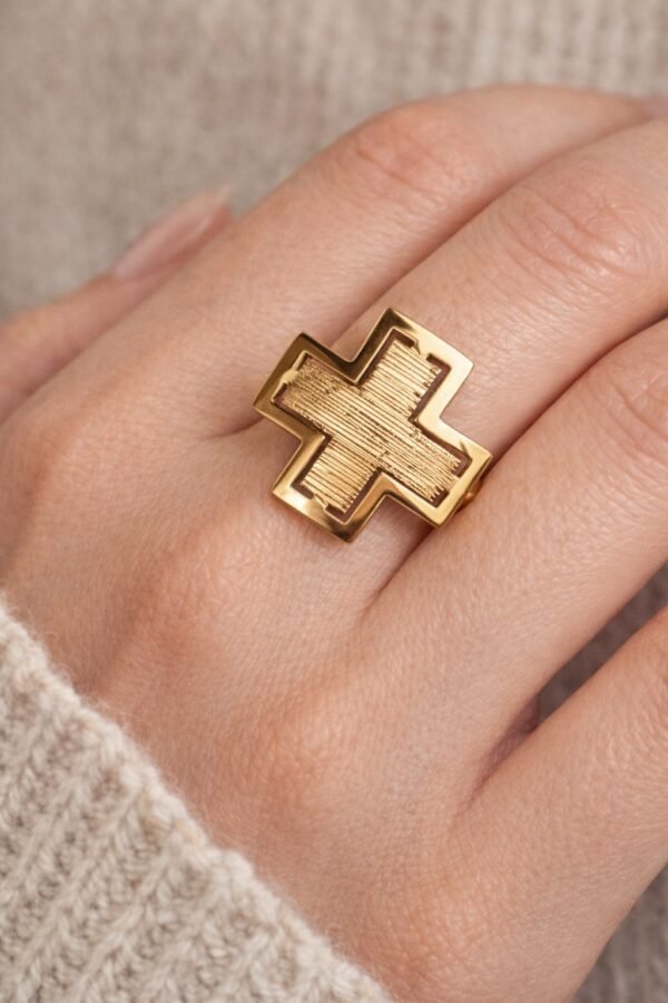 Δαχτυλίδι σταυρός από ατσάλι σε χρυσή απόχρωση.