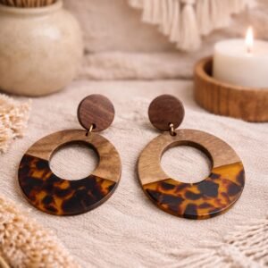 Χειροποίητα ξύλινα σκουλαρίκια με υγρό γυαλί.