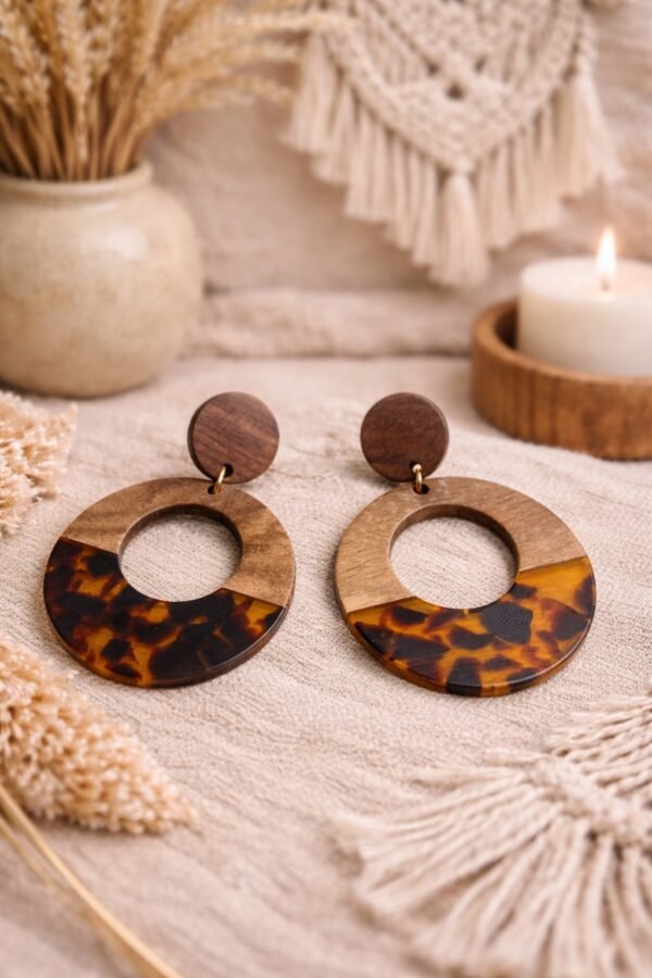 0-02-05-502cbe9167b5699f16deb644189bae64bc5b35fda8d2a9930fb3699545d6819e_a3908b79839b4af3 Χειροποίητα ξύλινα σκουλαρίκια με υγρό γυαλί.