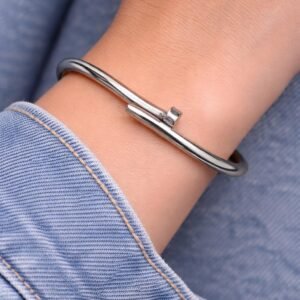 0-02-05-59ee475c199ed8ee299d9b8fd0614a75420eb6293fad05f46e244b41c2323a3a_2c4b16b4d6e58418 Ατσάλινο ανοιγόμενο βραχιόλι σε ασημί απόχρωση.