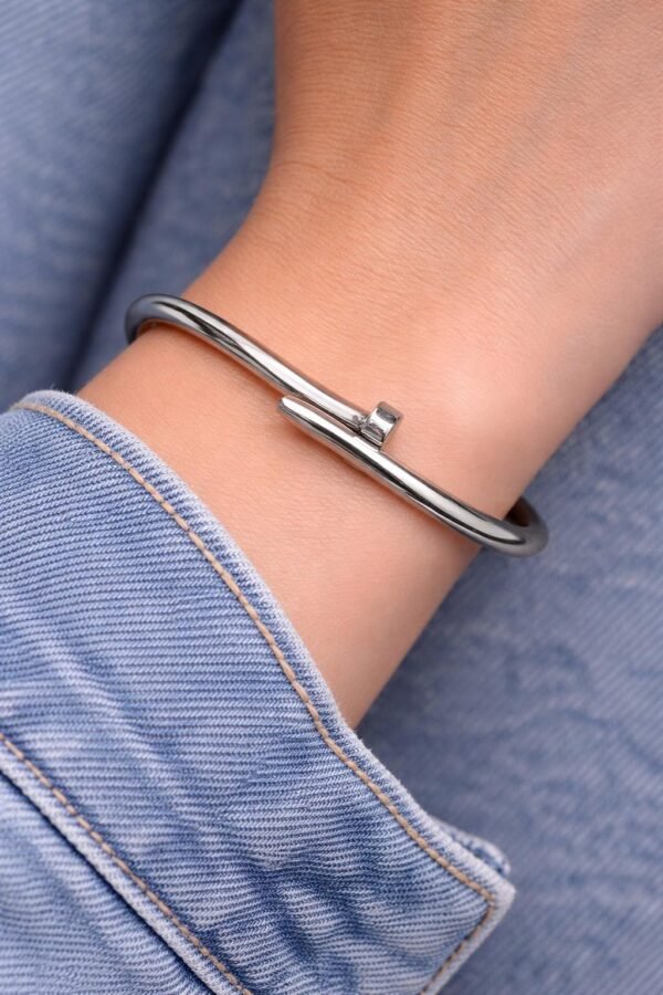 Ατσάλινο ανοιγόμενο βραχιόλι σε ασημί απόχρωση.