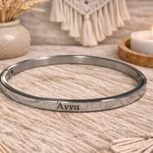 0-02-05-7c23a31915ac00b1725b21fee7c918ed71ad63d12c1afec1b2aaf39920321165_dc3ff2721d314636 Ατσάλινη χειροπέδα σε ασημί απόχρωση με χαραγμένο το όνομα Άννα.