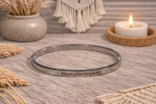 0-02-05-8221b0e2dfb2e2b3c2ee650e38b51d780d09899e7f988110159aa3d7e65a61e4_84f74e831b133266 Ατσάλινη χειροπέδα σε ασημί απόχρωση με χαραγμένο μήνυμα.