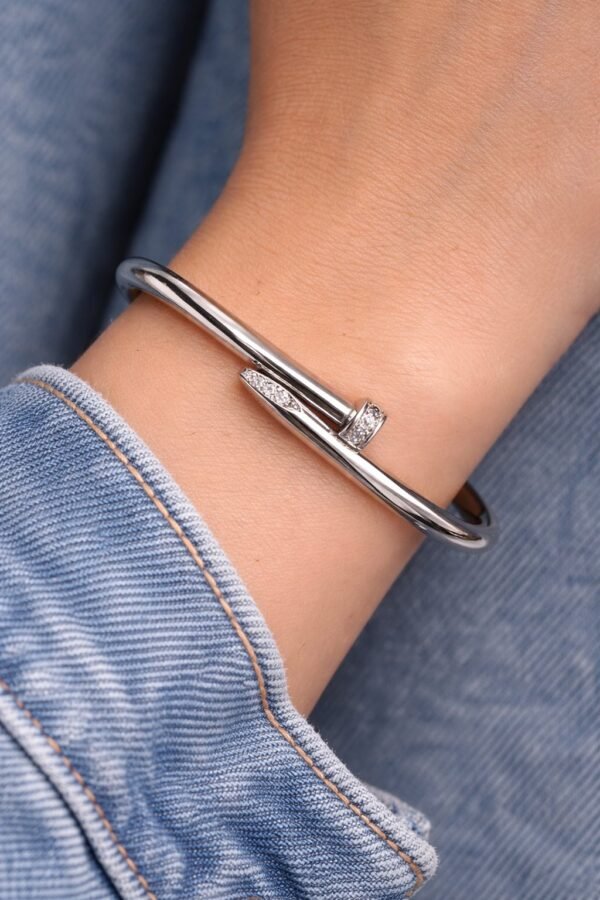 Ατσάλινο βραχιόλι ανοιγόμενο, με κομψό και διαχρονικό σχεδιασμό.