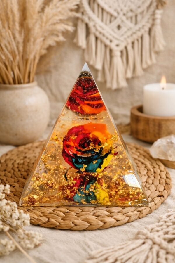 Χειροποίητη πυραμίδα από υγρό γυαλί.