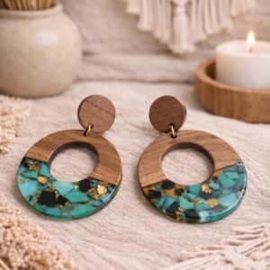 Χειροποίητο ξύλινο σκουλαρίκι με υγρό γυαλί.