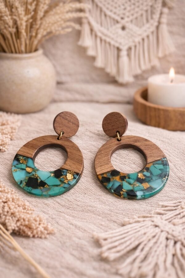 0-02-05-a5f58784596f5473b885ed914fec4ed8a85c6c305494373aa28a6ac1589145ea_b5573e3127c580df Χειροποίητο ξύλινο σκουλαρίκι με υγρό γυαλί.