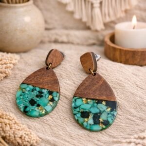 Χειροποίητο κόσμημα από φυσικό ξύλο.