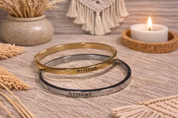 Ατσάλινη χειροπέδα σε κομψή χρυσή απόχρωση, με το όνομα ΑΓΓΕΛΙΚΗ.