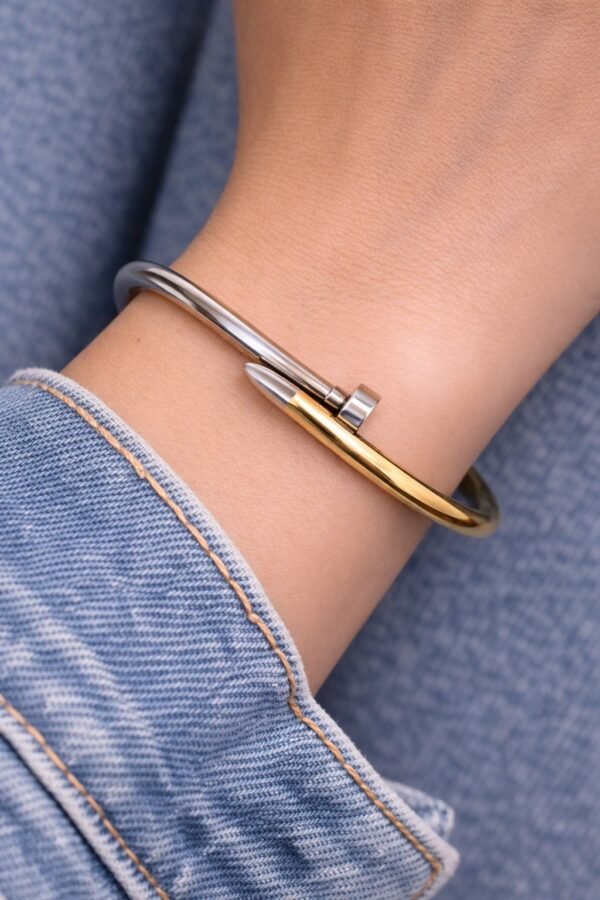 0-02-05-c9f724a49eacc31563961d407a64e9f73d5abee8c6a304854d365452bcd00a41_d7bdfc8910f90ede Δίχρωμο ατσάλινο βραχιόλι ανοιγόμενο.