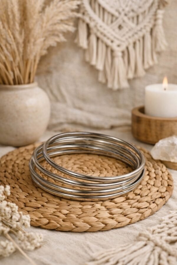 Ατσάλινη χειροπέδα σε ασημί απόχρωση.